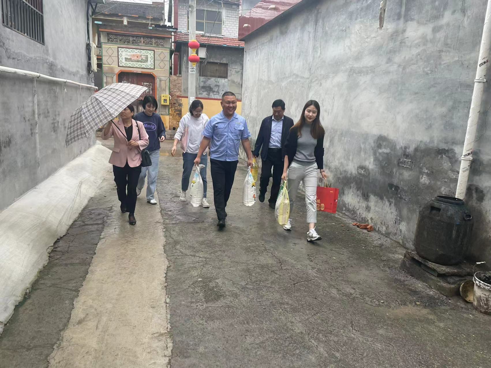 慶雙節(jié)不忘困難職工、送糧油傳遞支部關愛